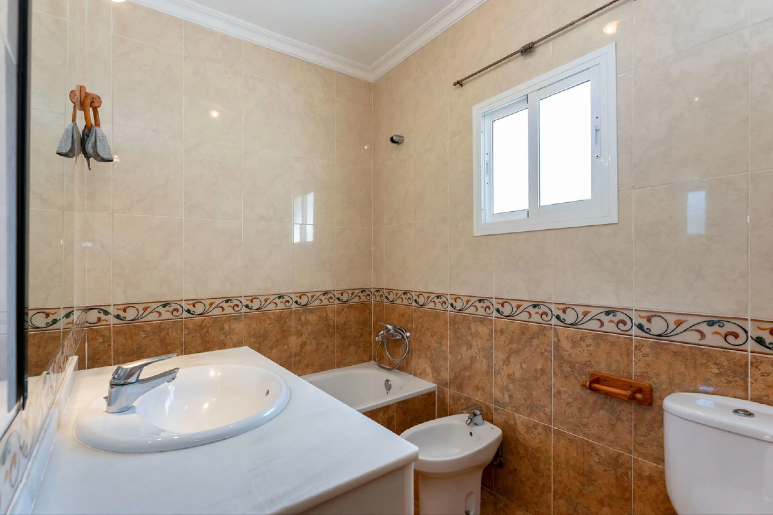 Nestled in the picturesque and tranquil area close to Barranco Blanco, between the towns of Alhaurín el Grande and Coín, this charming country property offers the perfect blend of natural beauty, privacy, and agricultural potential.