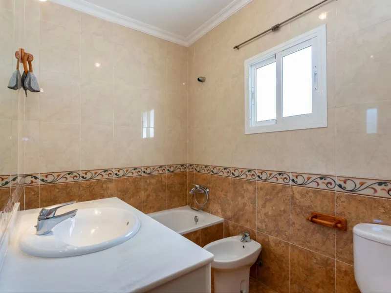 Nestled in the picturesque and tranquil area close to Barranco Blanco, between the towns of Alhaurín el Grande and Coín, this charming country property offers the perfect blend of natural beauty, privacy, and agricultural potential.