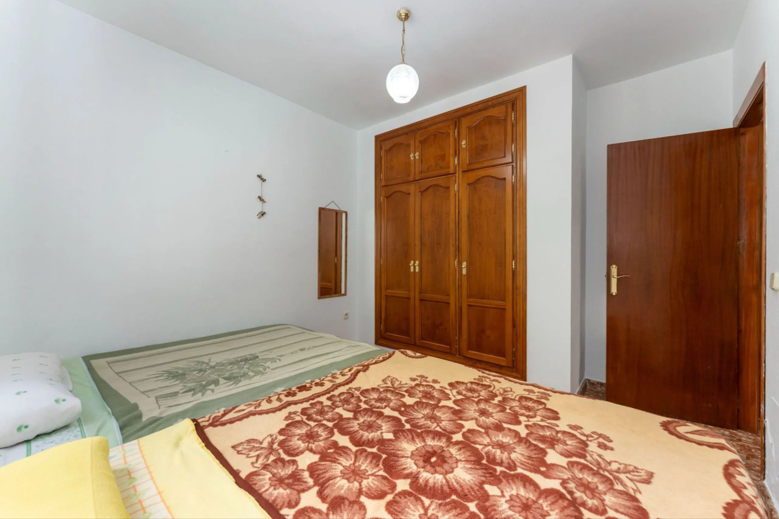 Nestled in the picturesque and tranquil area close to Barranco Blanco, between the towns of Alhaurín el Grande and Coín, this charming country property offers the perfect blend of natural beauty, privacy, and agricultural potential.