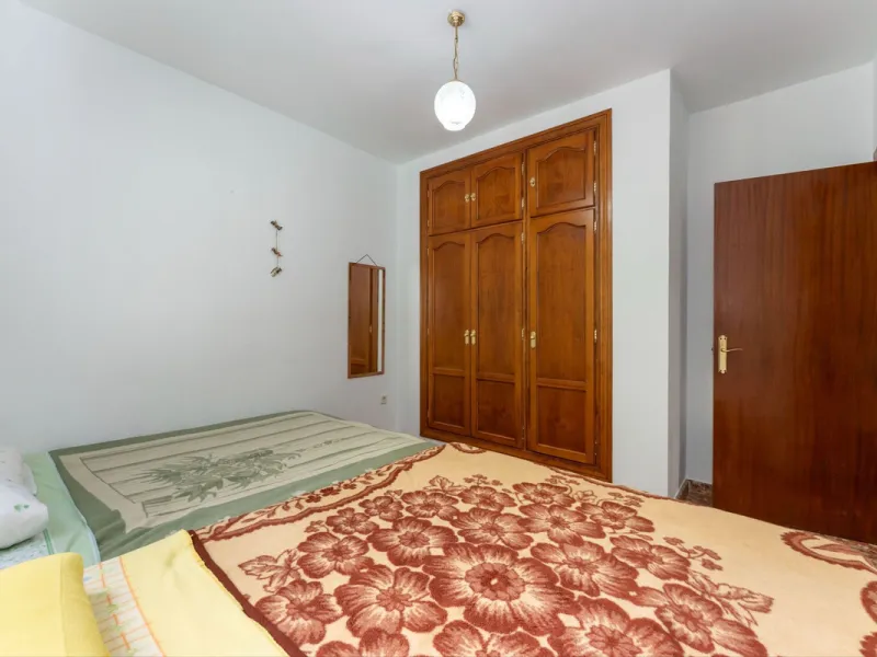Nestled in the picturesque and tranquil area close to Barranco Blanco, between the towns of Alhaurín el Grande and Coín, this charming country property offers the perfect blend of natural beauty, privacy, and agricultural potential.