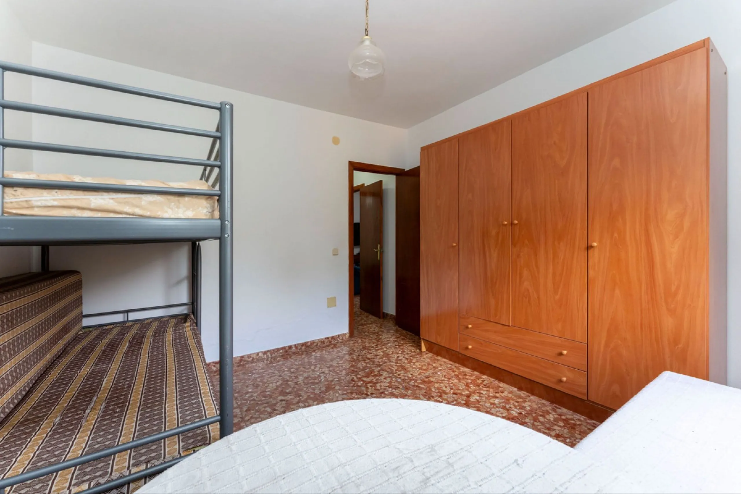 Nestled in the picturesque and tranquil area close to Barranco Blanco, between the towns of Alhaurín el Grande and Coín, this charming country property offers the perfect blend of natural beauty, privacy, and agricultural potential.