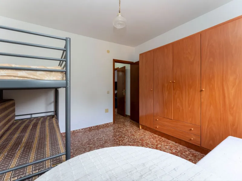 Nestled in the picturesque and tranquil area close to Barranco Blanco, between the towns of Alhaurín el Grande and Coín, this charming country property offers the perfect blend of natural beauty, privacy, and agricultural potential.