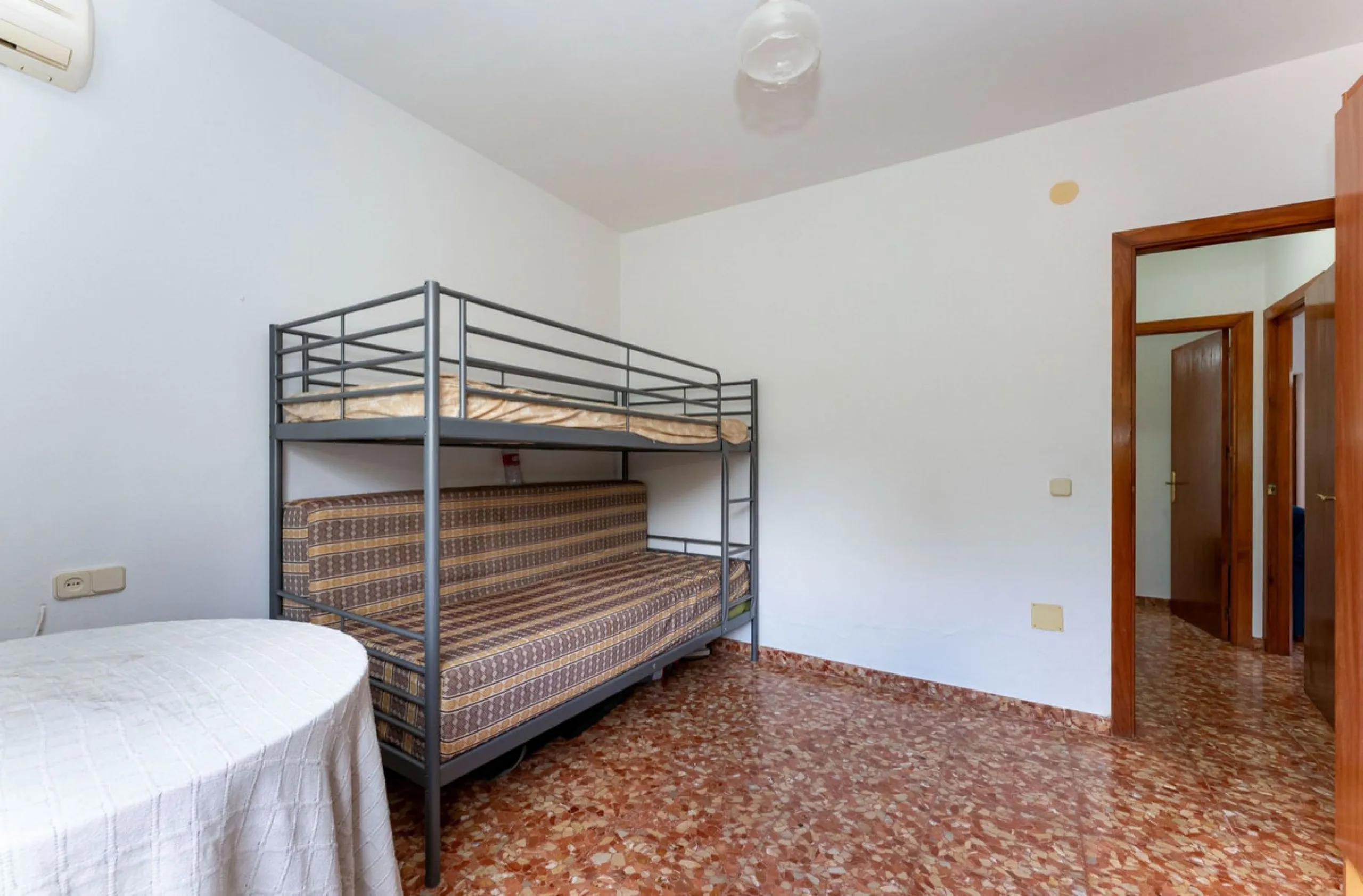 Nestled in the picturesque and tranquil area close to Barranco Blanco, between the towns of Alhaurín el Grande and Coín, this charming country property offers the perfect blend of natural beauty, privacy, and agricultural potential.