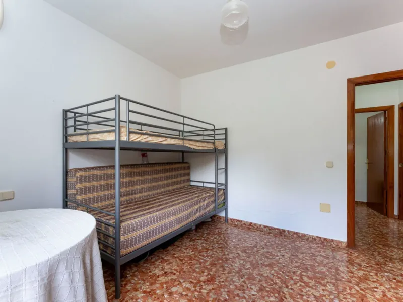 Nestled in the picturesque and tranquil area close to Barranco Blanco, between the towns of Alhaurín el Grande and Coín, this charming country property offers the perfect blend of natural beauty, privacy, and agricultural potential.