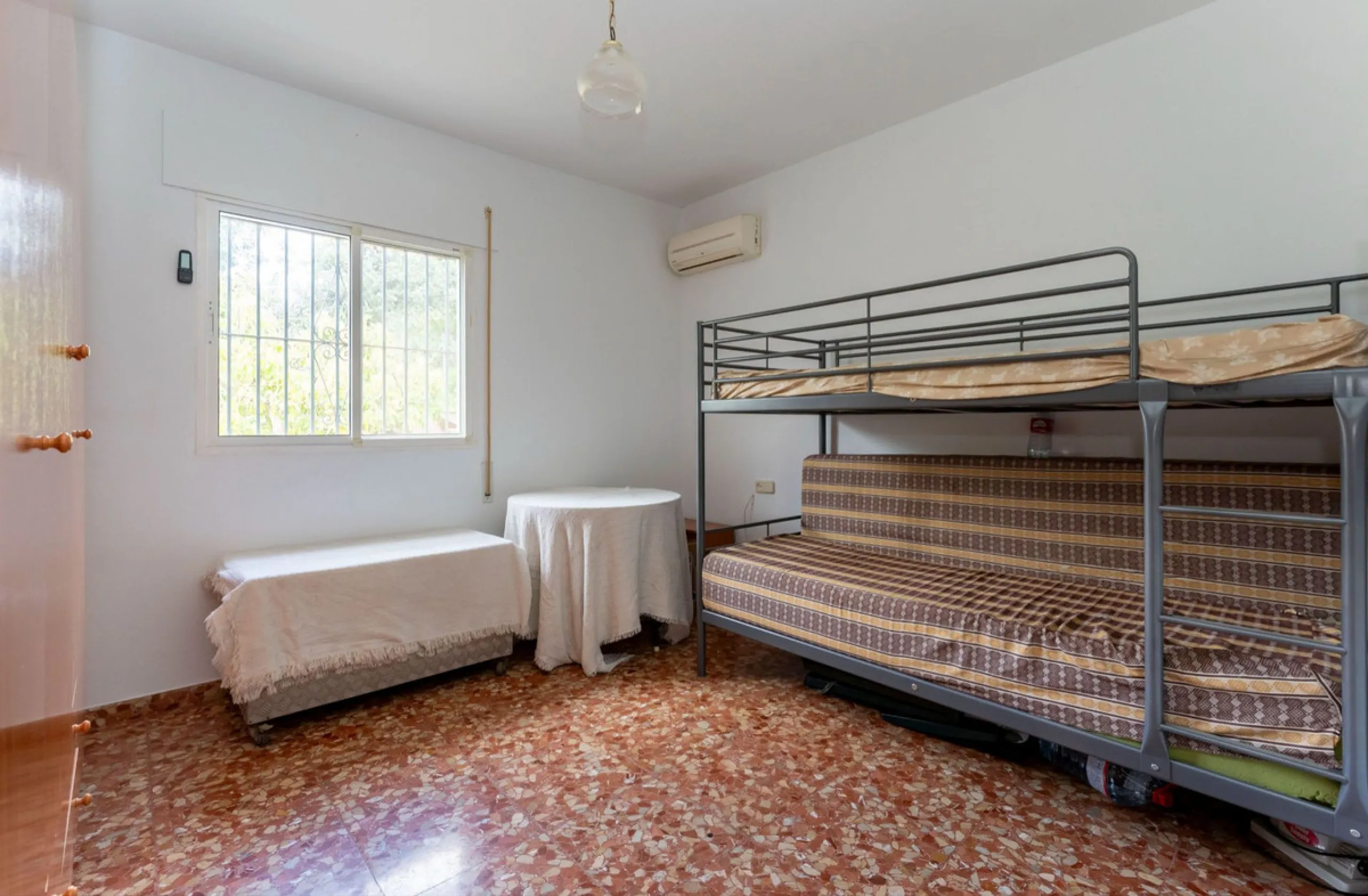 Nestled in the picturesque and tranquil area close to Barranco Blanco, between the towns of Alhaurín el Grande and Coín, this charming country property offers the perfect blend of natural beauty, privacy, and agricultural potential.