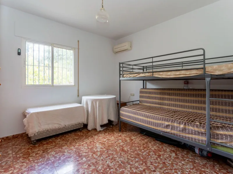 Nestled in the picturesque and tranquil area close to Barranco Blanco, between the towns of Alhaurín el Grande and Coín, this charming country property offers the perfect blend of natural beauty, privacy, and agricultural potential.