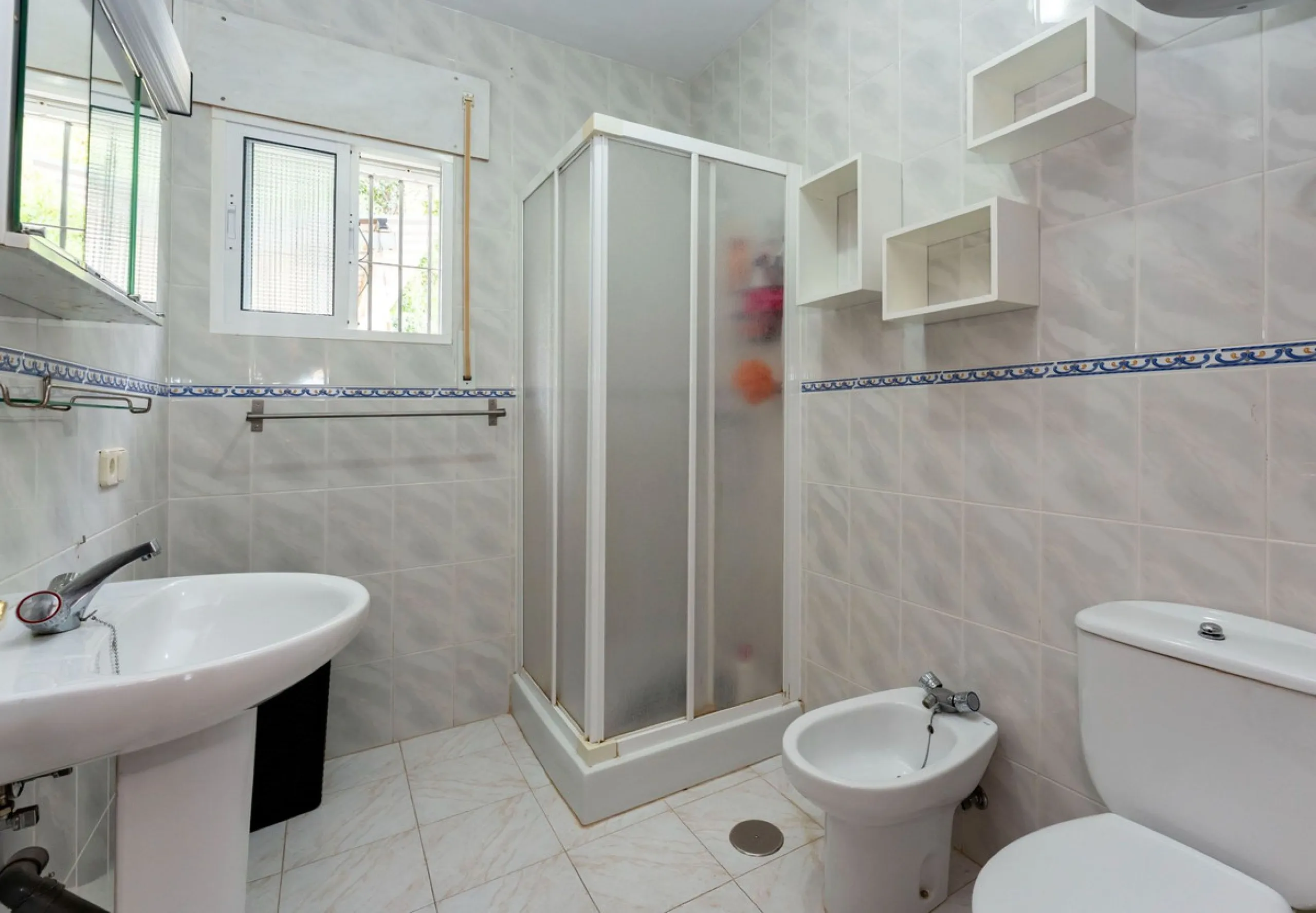 Nestled in the picturesque and tranquil area close to Barranco Blanco, between the towns of Alhaurín el Grande and Coín, this charming country property offers the perfect blend of natural beauty, privacy, and agricultural potential.