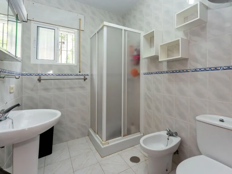 Nestled in the picturesque and tranquil area close to Barranco Blanco, between the towns of Alhaurín el Grande and Coín, this charming country property offers the perfect blend of natural beauty, privacy, and agricultural potential.