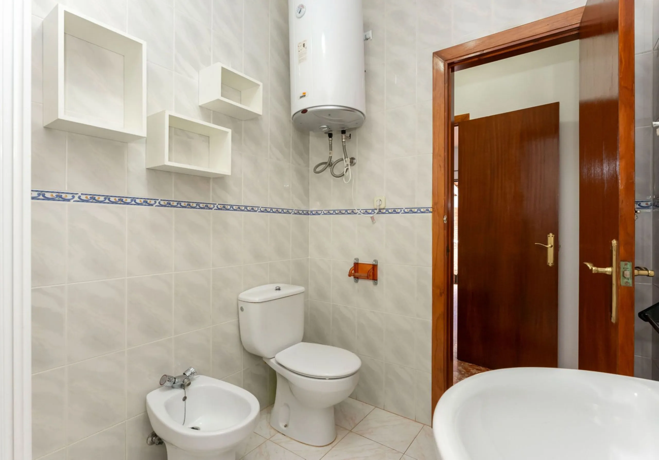 Nestled in the picturesque and tranquil area close to Barranco Blanco, between the towns of Alhaurín el Grande and Coín, this charming country property offers the perfect blend of natural beauty, privacy, and agricultural potential.