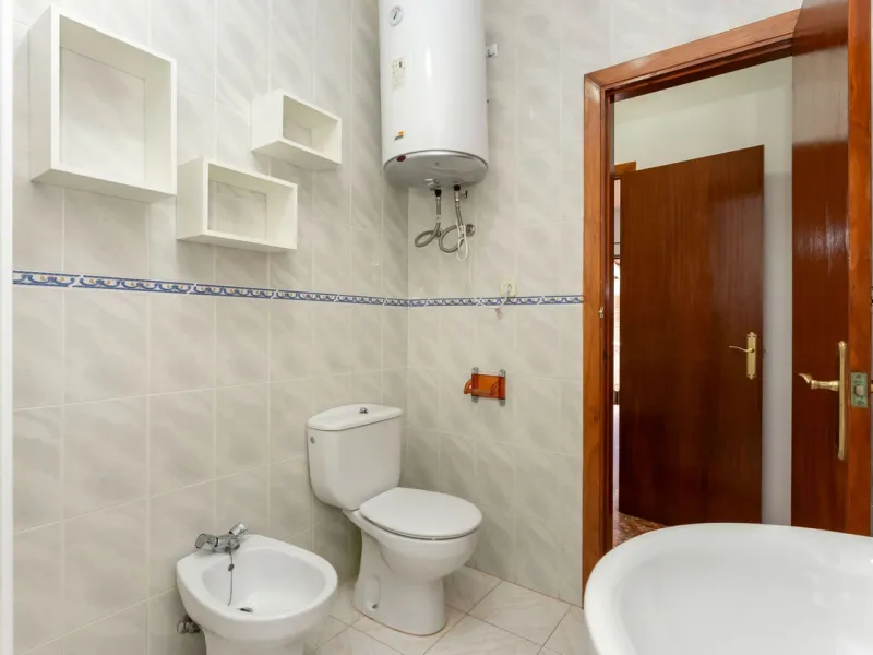 Nestled in the picturesque and tranquil area close to Barranco Blanco, between the towns of Alhaurín el Grande and Coín, this charming country property offers the perfect blend of natural beauty, privacy, and agricultural potential.