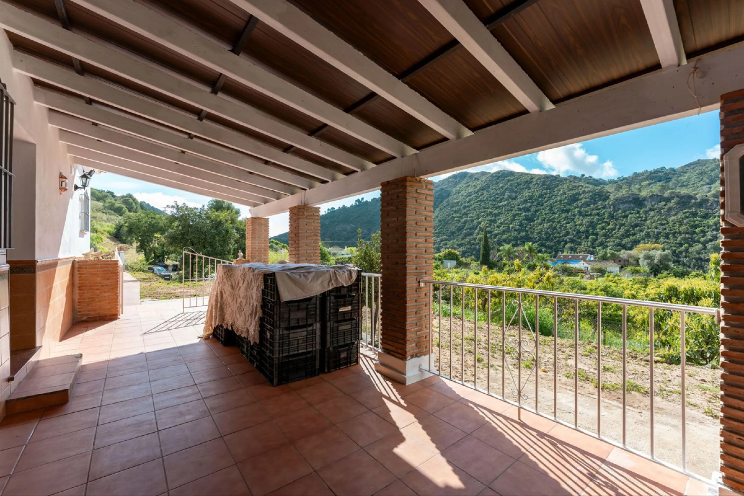 Nestled in the picturesque and tranquil area close to Barranco Blanco, between the towns of Alhaurín el Grande and Coín, this charming country property offers the perfect blend of natural beauty, privacy, and agricultural potential.