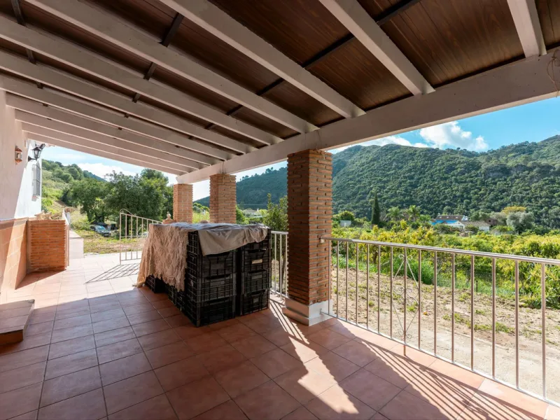 Nestled in the picturesque and tranquil area close to Barranco Blanco, between the towns of Alhaurín el Grande and Coín, this charming country property offers the perfect blend of natural beauty, privacy, and agricultural potential.