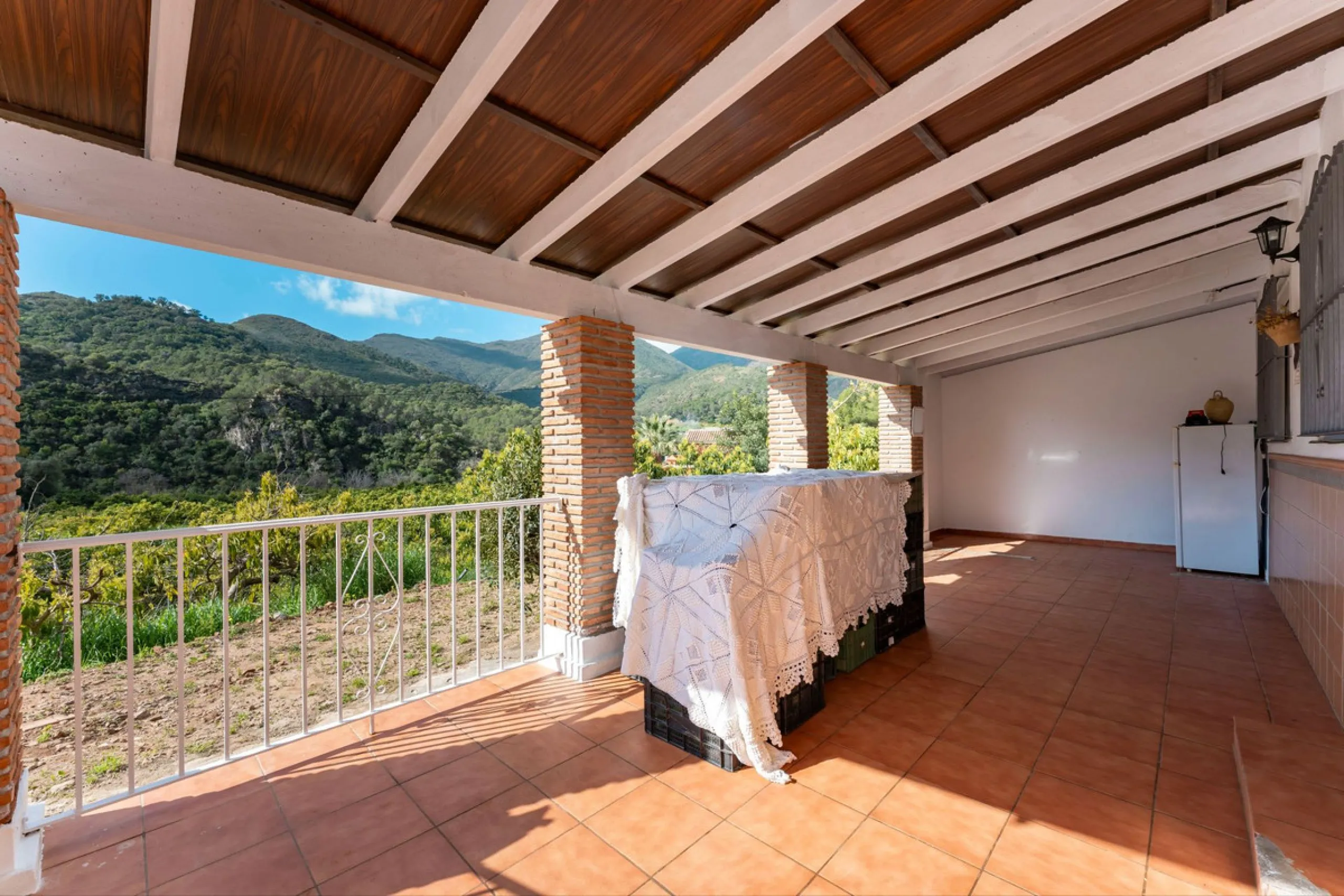 Nestled in the picturesque and tranquil area close to Barranco Blanco, between the towns of Alhaurín el Grande and Coín, this charming country property offers the perfect blend of natural beauty, privacy, and agricultural potential.