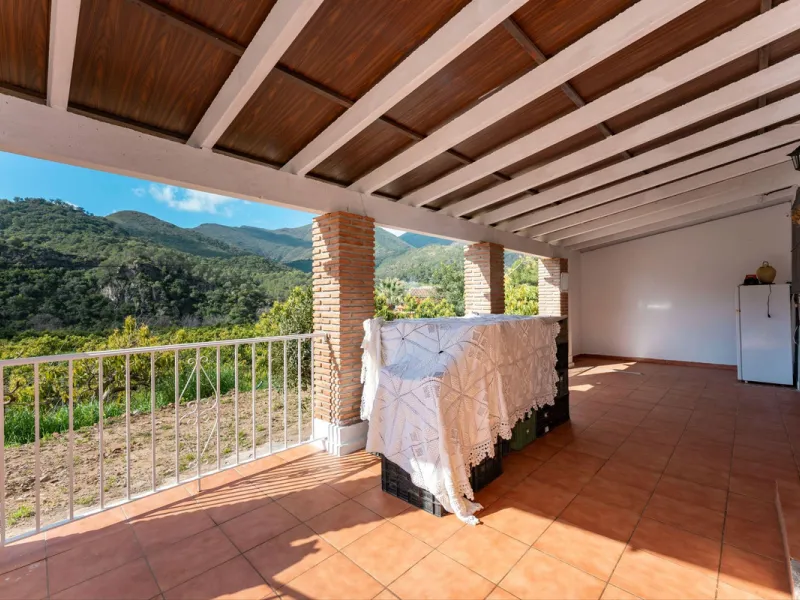 Nestled in the picturesque and tranquil area close to Barranco Blanco, between the towns of Alhaurín el Grande and Coín, this charming country property offers the perfect blend of natural beauty, privacy, and agricultural potential.
