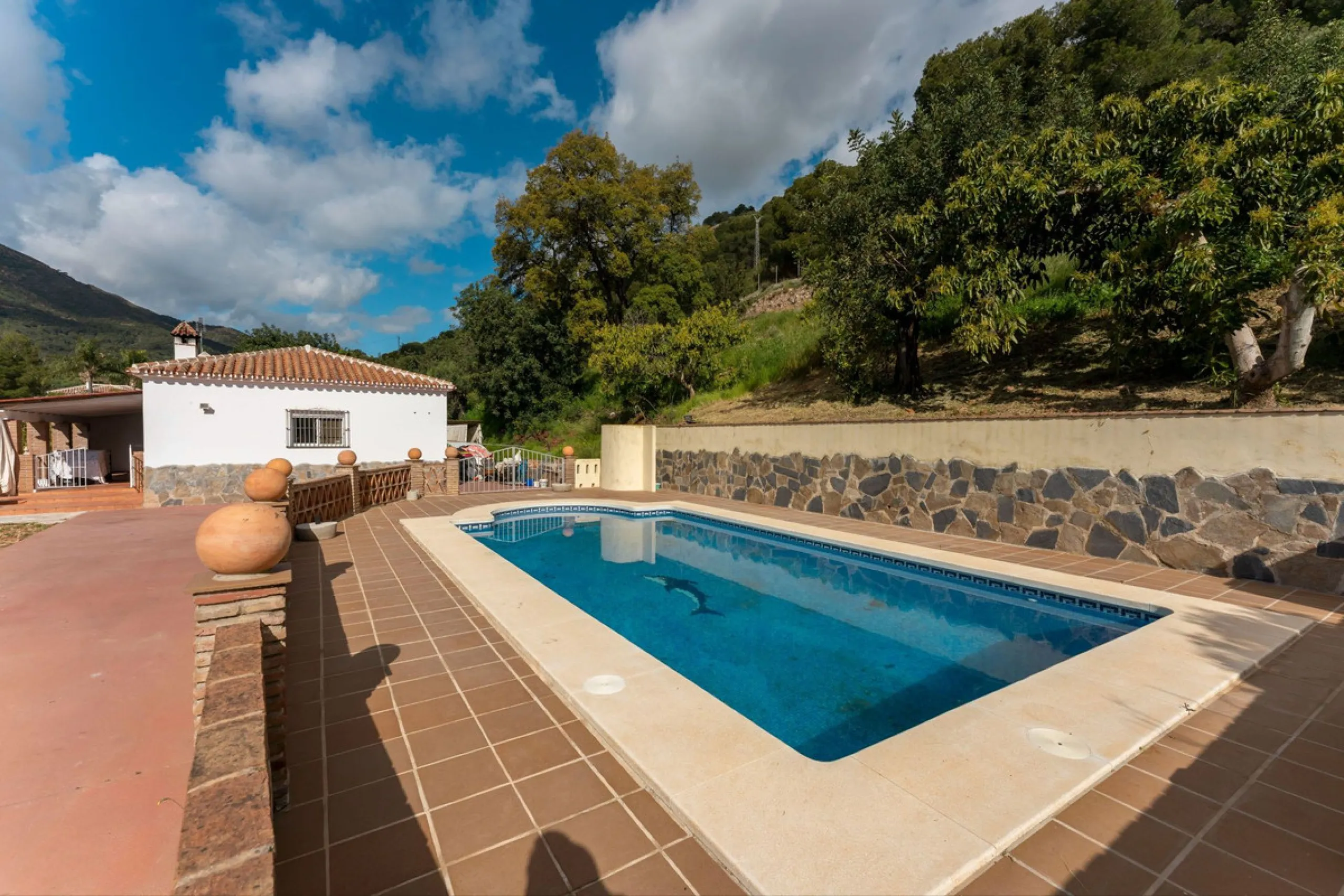 Nestled in the picturesque and tranquil area close to Barranco Blanco, between the towns of Alhaurín el Grande and Coín, this charming country property offers the perfect blend of natural beauty, privacy, and agricultural potential.