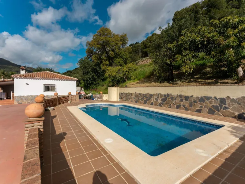 Nestled in the picturesque and tranquil area close to Barranco Blanco, between the towns of Alhaurín el Grande and Coín, this charming country property offers the perfect blend of natural beauty, privacy, and agricultural potential.