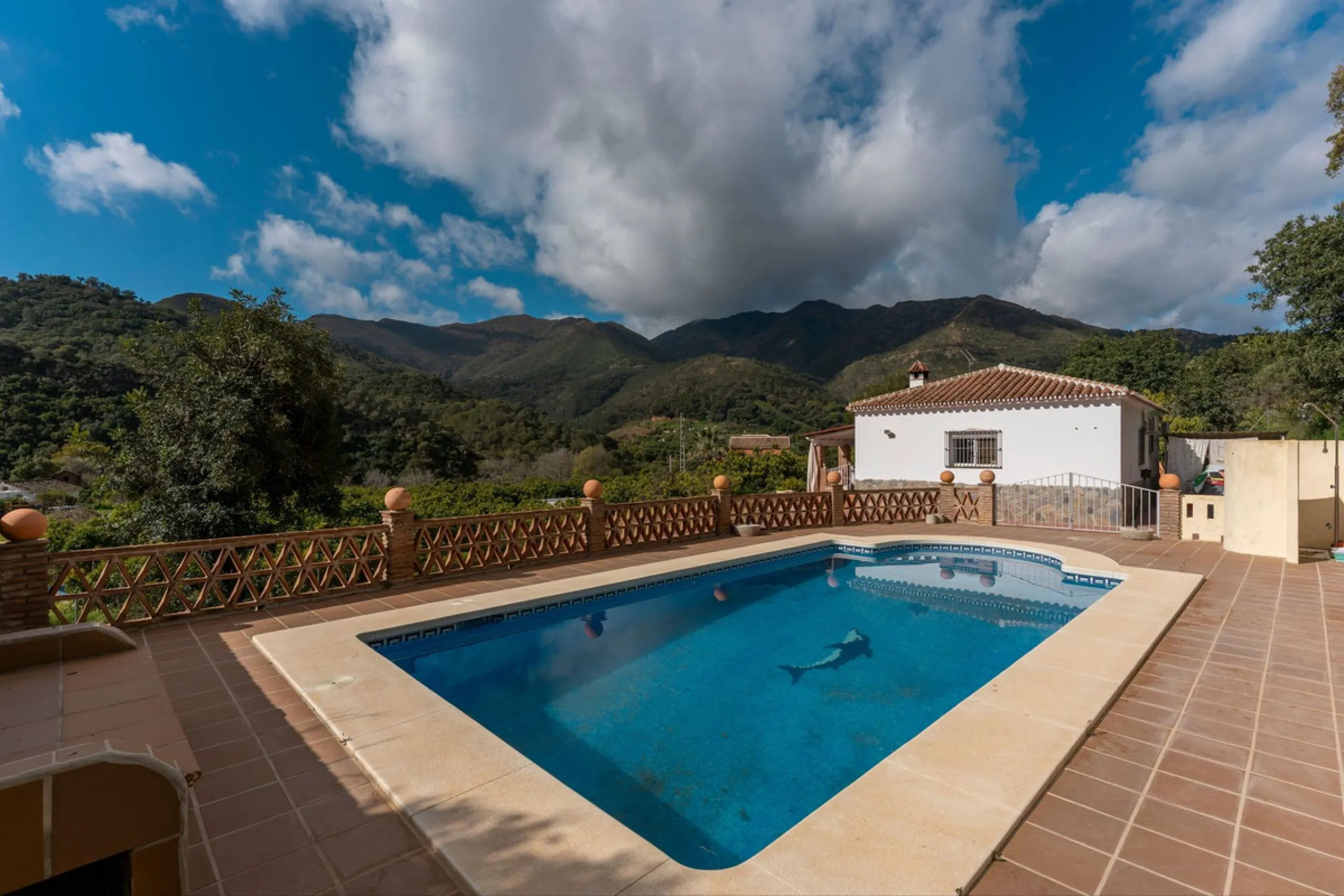 Nestled in the picturesque and tranquil area close to Barranco Blanco, between the towns of Alhaurín el Grande and Coín, this charming country property offers the perfect blend of natural beauty, privacy, and agricultural potential.