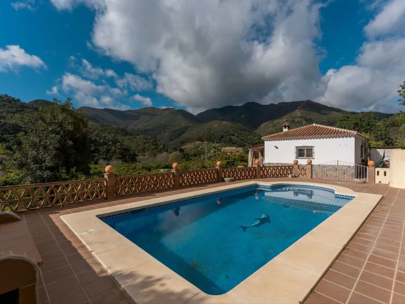 Nestled in the picturesque and tranquil area close to Barranco Blanco, between the towns of Alhaurín el Grande and Coín, this charming country property offers the perfect blend of natural beauty, privacy, and agricultural potential.