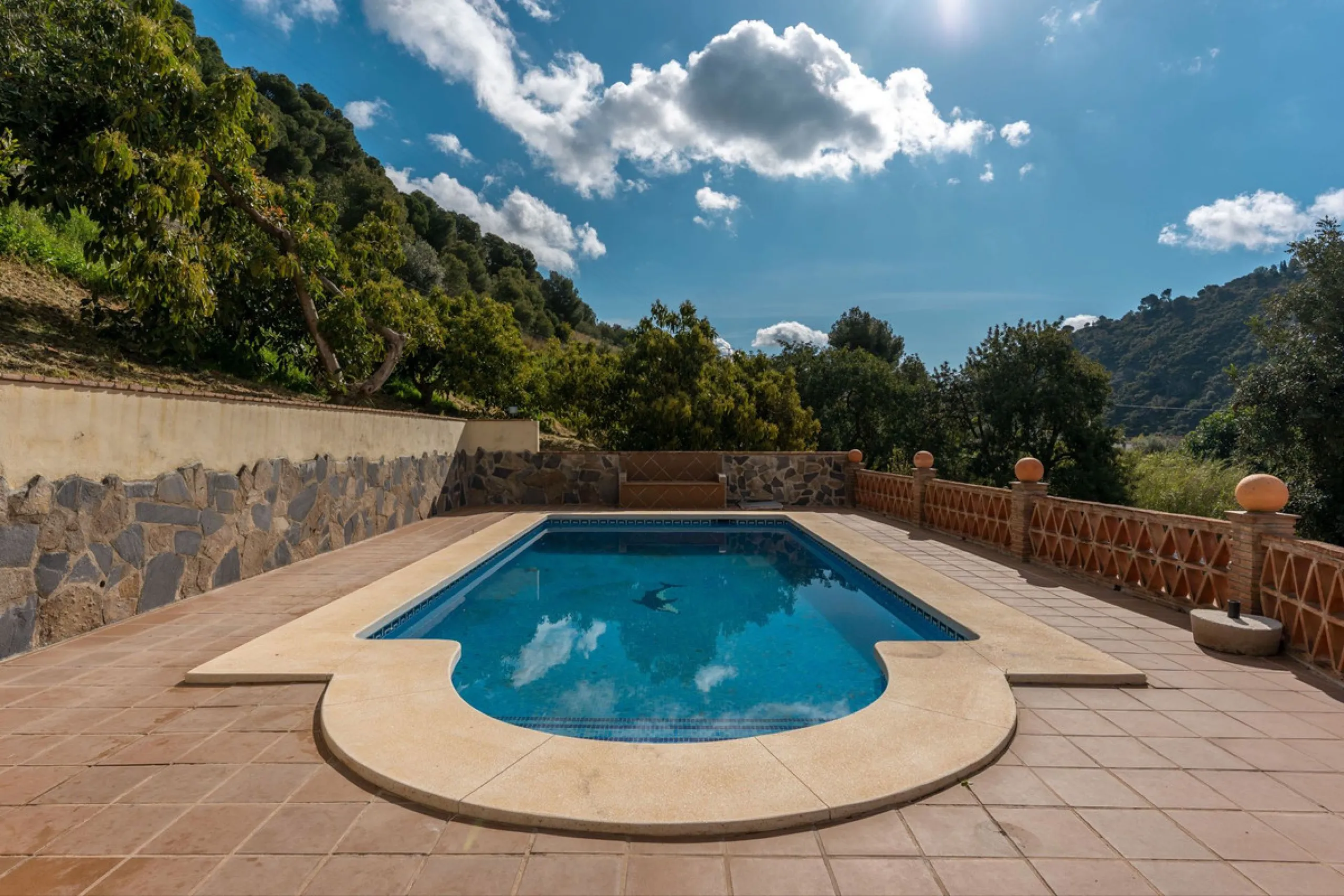 Nestled in the picturesque and tranquil area close to Barranco Blanco, between the towns of Alhaurín el Grande and Coín, this charming country property offers the perfect blend of natural beauty, privacy, and agricultural potential.