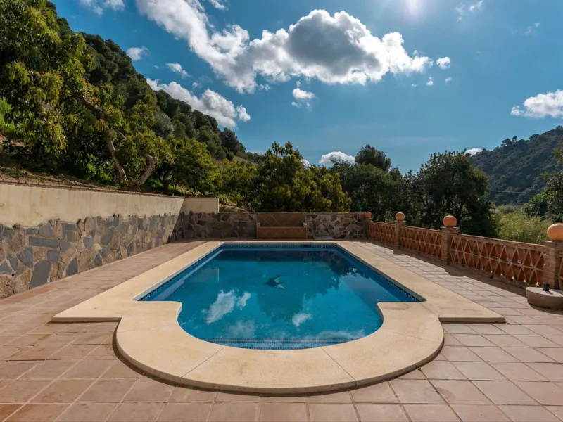 Nestled in the picturesque and tranquil area close to Barranco Blanco, between the towns of Alhaurín el Grande and Coín, this charming country property offers the perfect blend of natural beauty, privacy, and agricultural potential.