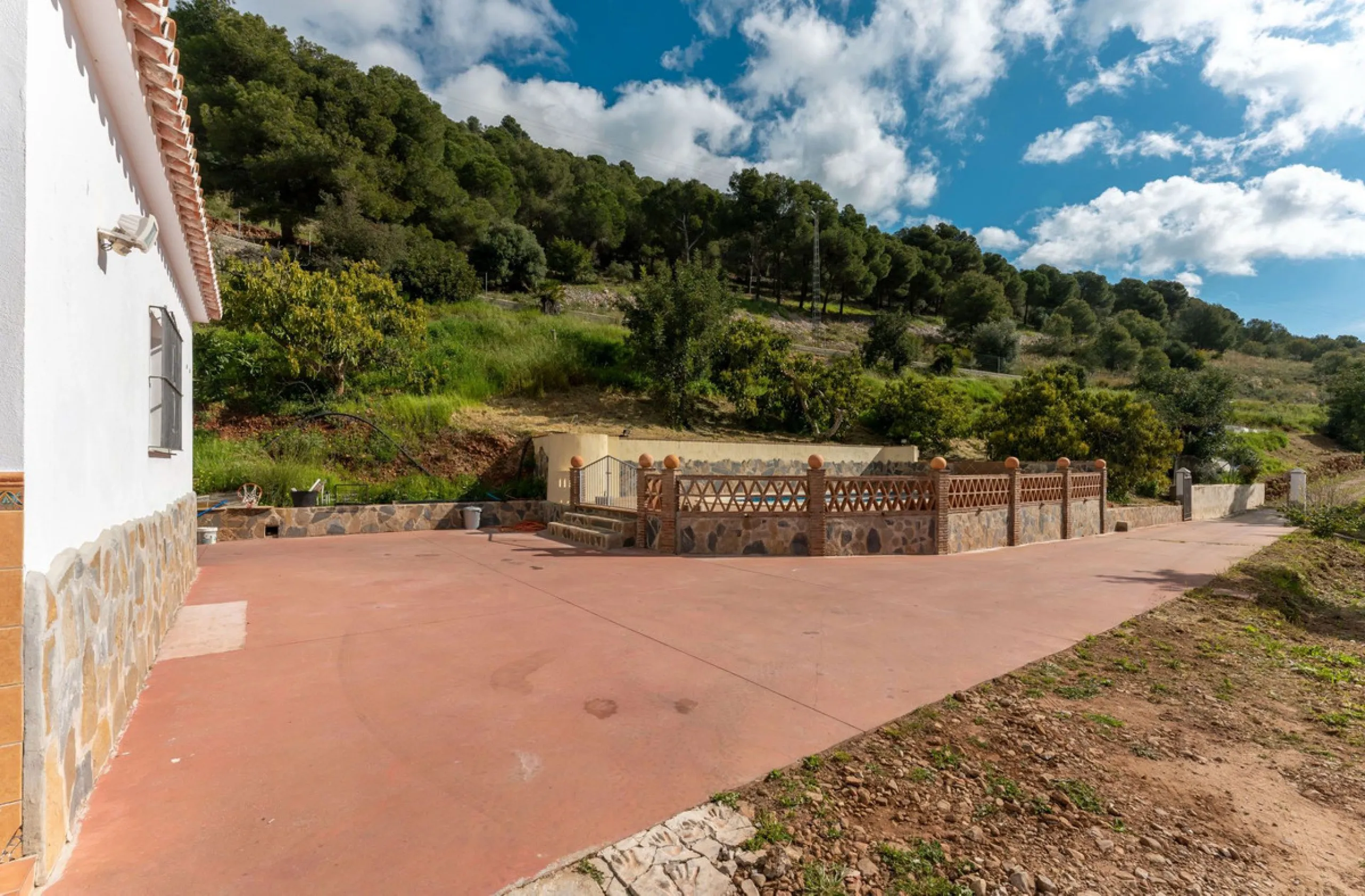 Nestled in the picturesque and tranquil area close to Barranco Blanco, between the towns of Alhaurín el Grande and Coín, this charming country property offers the perfect blend of natural beauty, privacy, and agricultural potential.