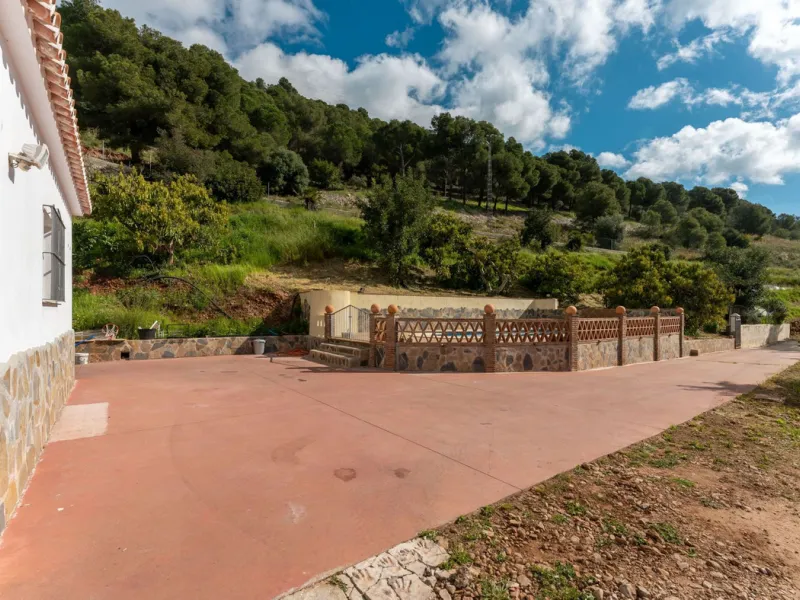 Nestled in the picturesque and tranquil area close to Barranco Blanco, between the towns of Alhaurín el Grande and Coín, this charming country property offers the perfect blend of natural beauty, privacy, and agricultural potential.