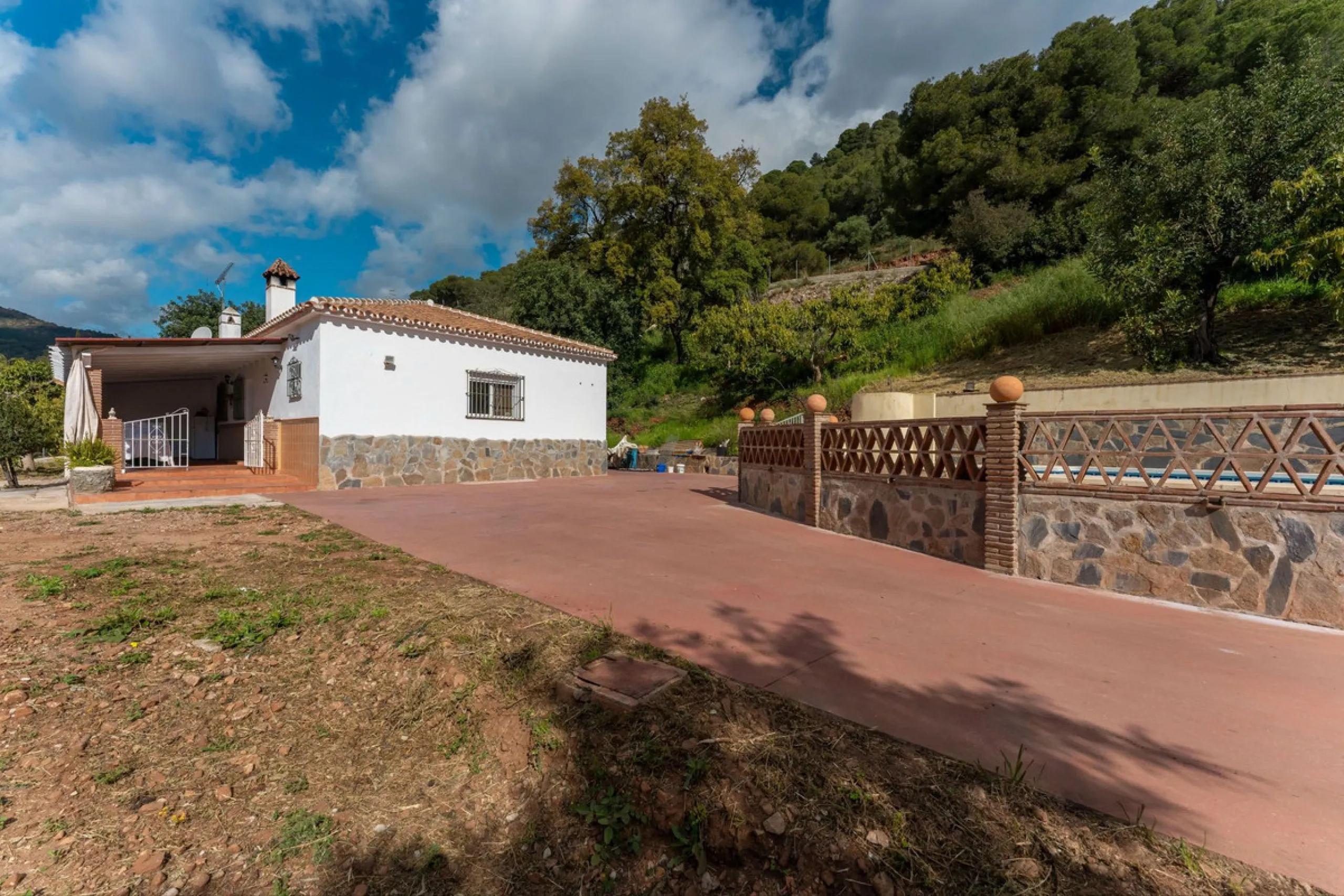 Nestled in the picturesque and tranquil area close to Barranco Blanco, between the towns of Alhaurín el Grande and Coín, this charming country property offers the perfect blend of natural beauty, privacy, and agricultural potential.