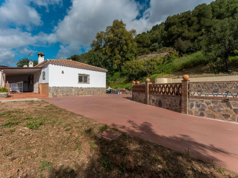 Nestled in the picturesque and tranquil area close to Barranco Blanco, between the towns of Alhaurín el Grande and Coín, this charming country property offers the perfect blend of natural beauty, privacy, and agricultural potential.