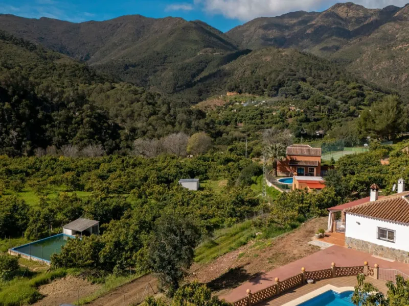 Nestled in the picturesque and tranquil area close to Barranco Blanco, between the towns of Alhaurín el Grande and Coín, this charming country property offers the perfect blend of natural beauty, privacy, and agricultural potential.