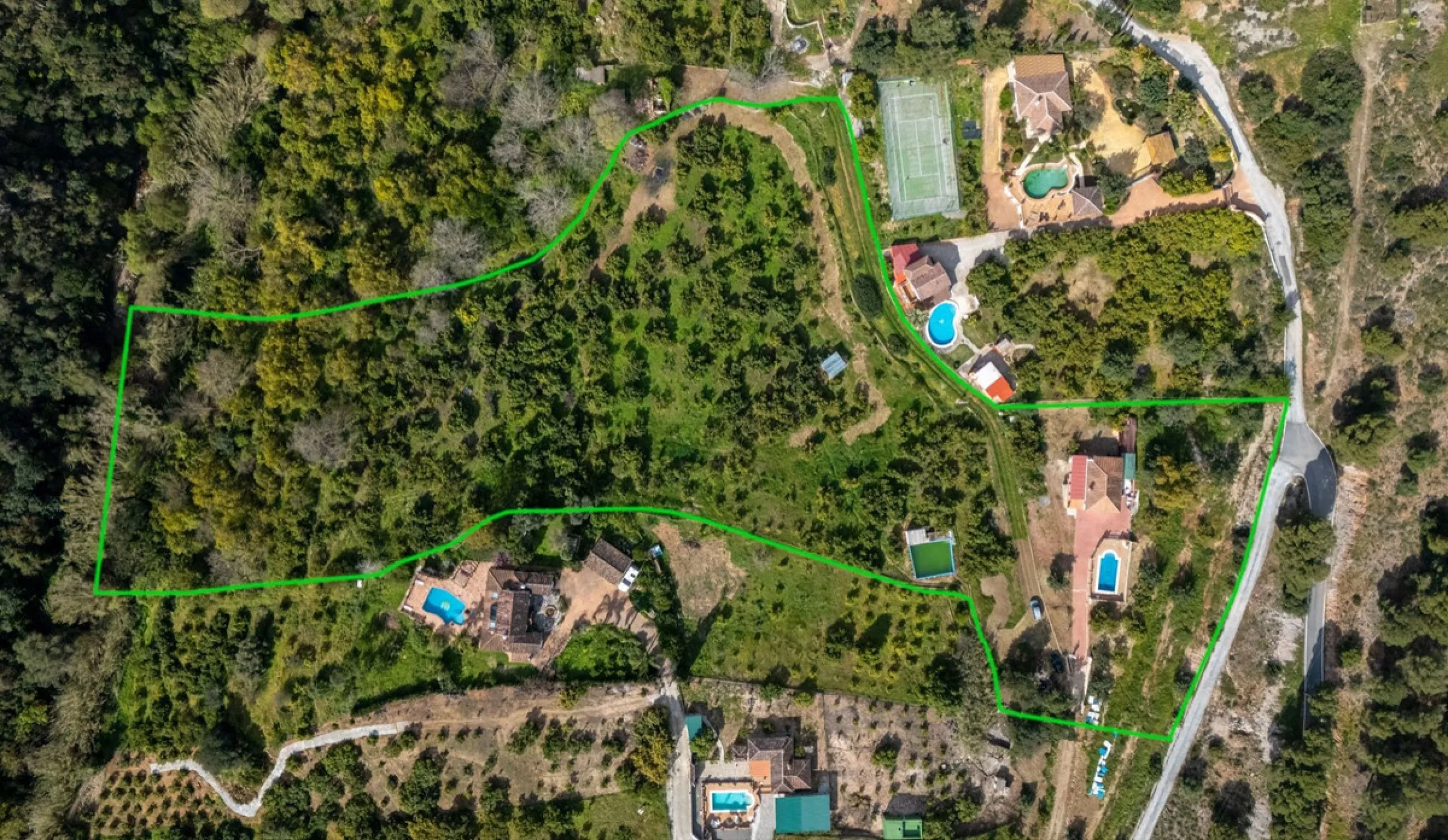 Nestled in the picturesque and tranquil area close to Barranco Blanco, between the towns of Alhaurín el Grande and Coín, this charming country property offers the perfect blend of natural beauty, privacy, and agricultural potential.