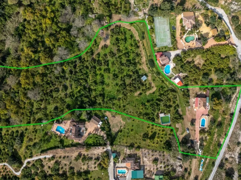 Nestled in the picturesque and tranquil area close to Barranco Blanco, between the towns of Alhaurín el Grande and Coín, this charming country property offers the perfect blend of natural beauty, privacy, and agricultural potential.