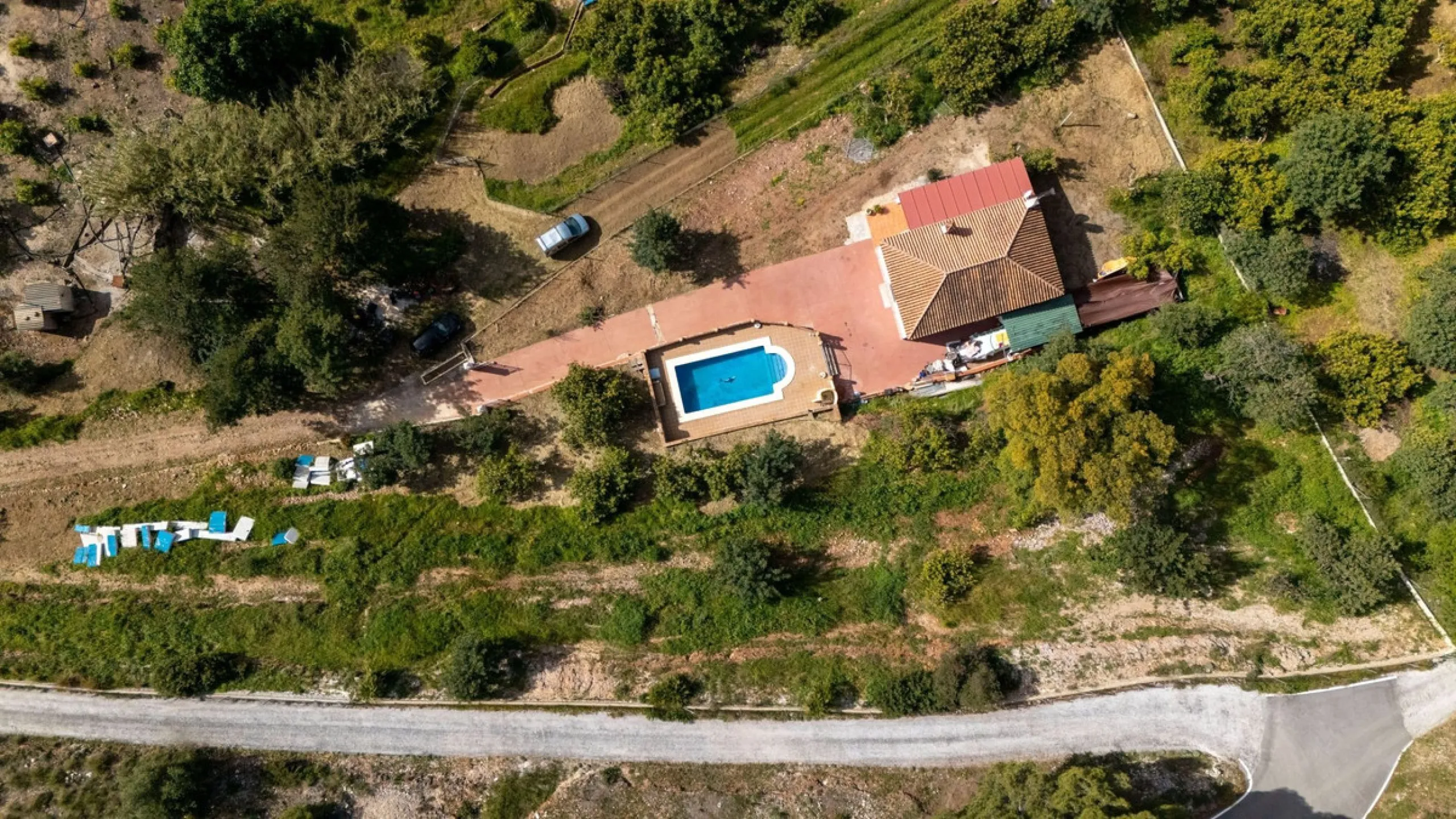 Nestled in the picturesque and tranquil area close to Barranco Blanco, between the towns of Alhaurín el Grande and Coín, this charming country property offers the perfect blend of natural beauty, privacy, and agricultural potential.