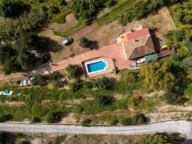 Nestled in the picturesque and tranquil area close to Barranco Blanco, between the towns of Alhaurín el Grande and Coín, this charming country property offers the perfect blend of natural beauty, privacy, and agricultural potential.