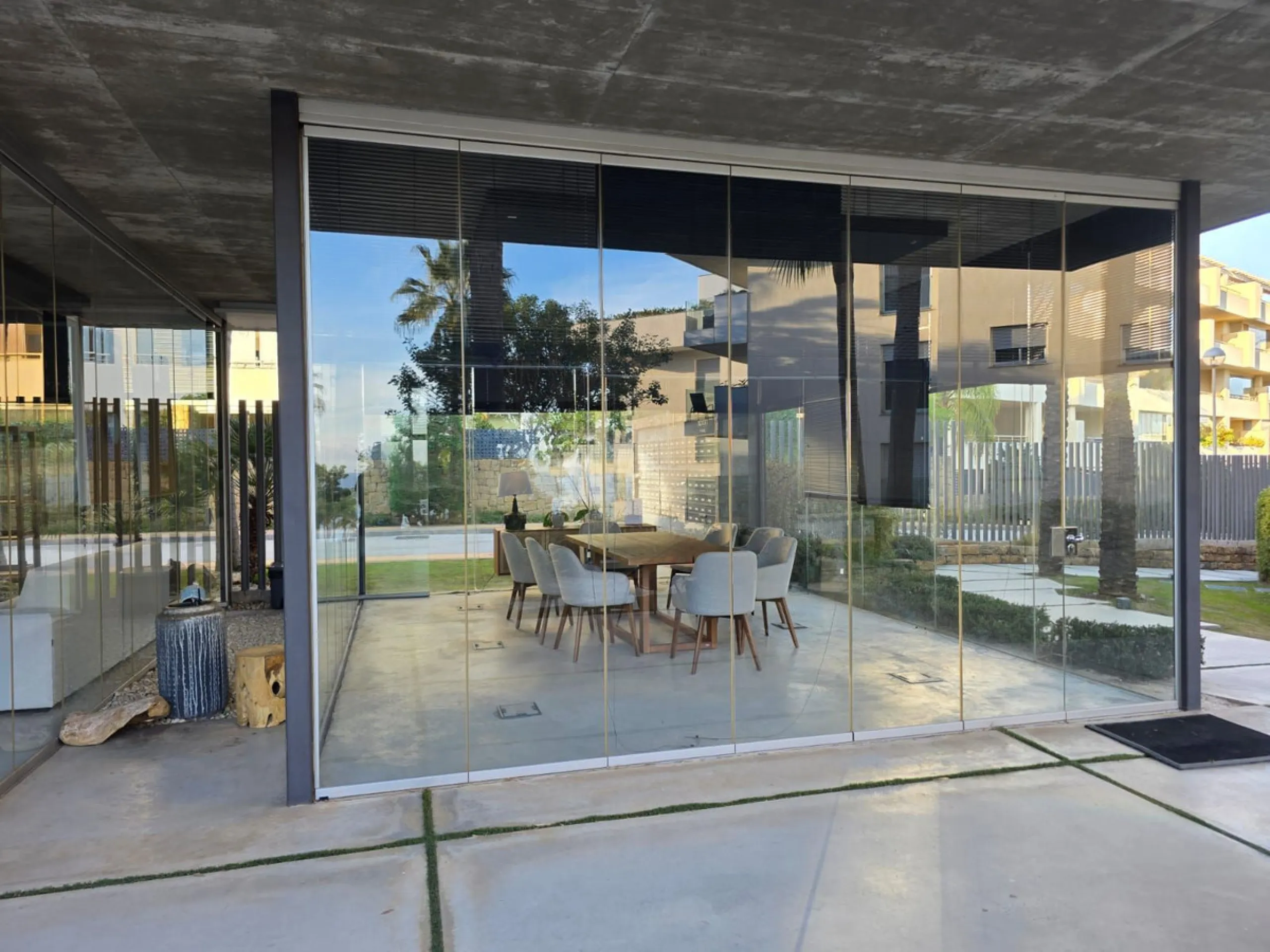 Modern ground floor apartment with sea views located in the sought-after Residencial Mediterráneo in Mijas Costa.