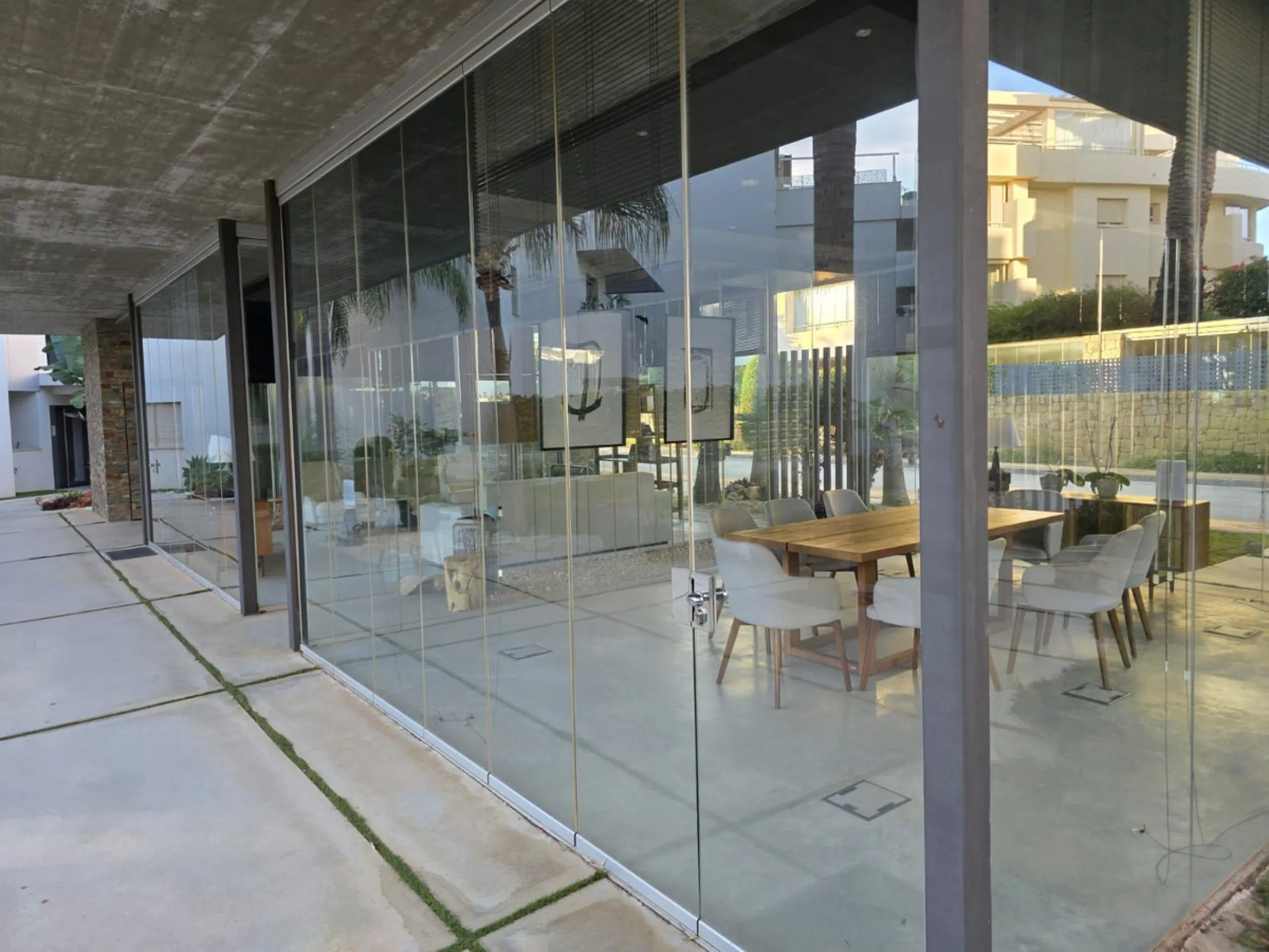 Modern ground floor apartment with sea views located in the sought-after Residencial Mediterráneo in Mijas Costa.