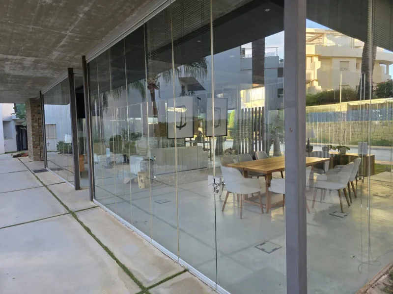 Modern ground floor apartment with sea views located in the sought-after Residencial Mediterráneo in Mijas Costa.
