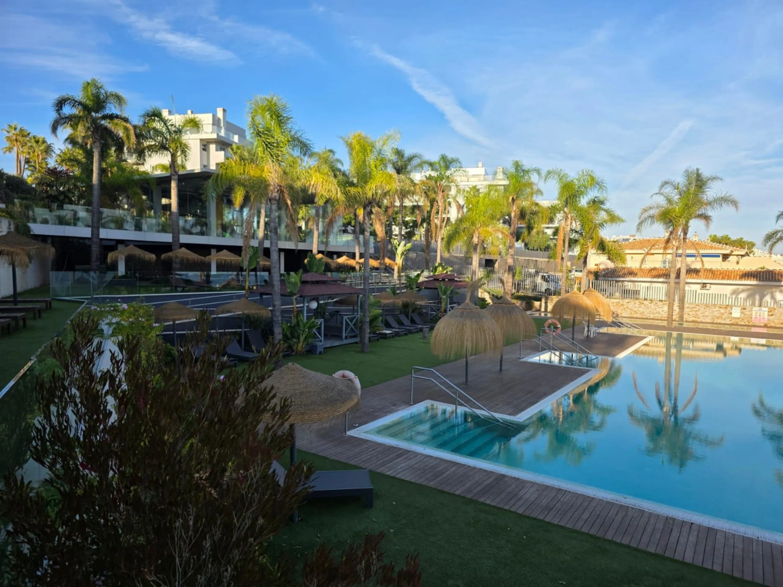 Modern ground floor apartment with sea views located in the sought-after Residencial Mediterráneo in Mijas Costa.