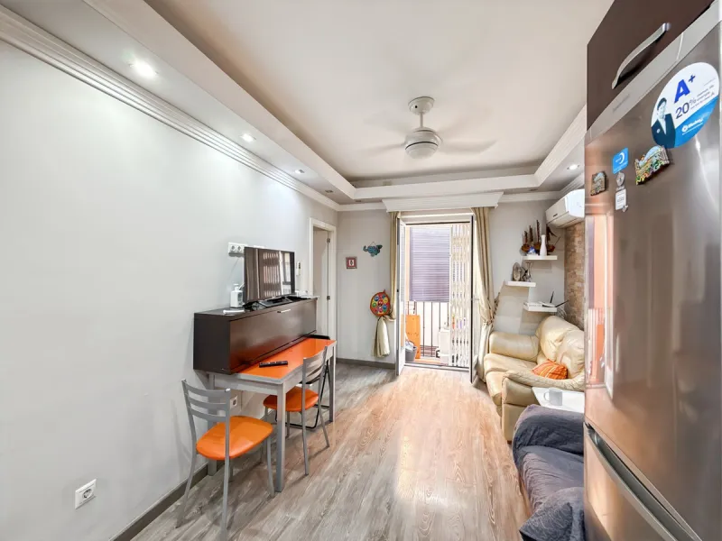 Apartment - Middle Floor Apartment в продаже в Málaga, Málaga. В доме 3 спален и 1 ванных комнат. Площадь дома 57 м²