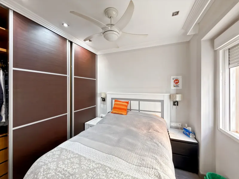 Apartment - Middle Floor Apartment в продаже в Málaga, Málaga. В доме 3 спален и 1 ванных комнат. Площадь дома 57 м²