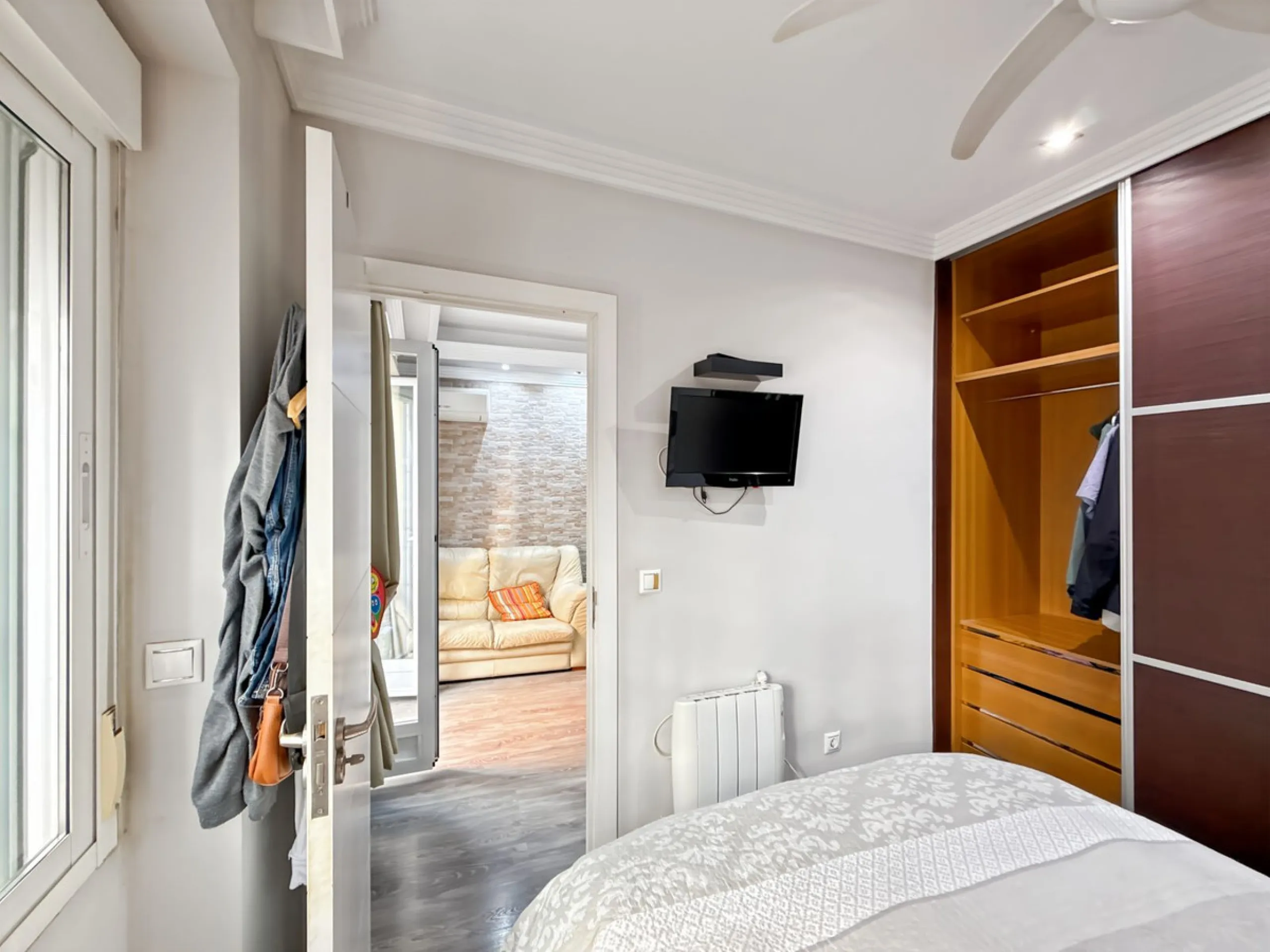 Apartment - Middle Floor Apartment в продаже в Málaga, Málaga. В доме 3 спален и 1 ванных комнат. Площадь дома 57 м²