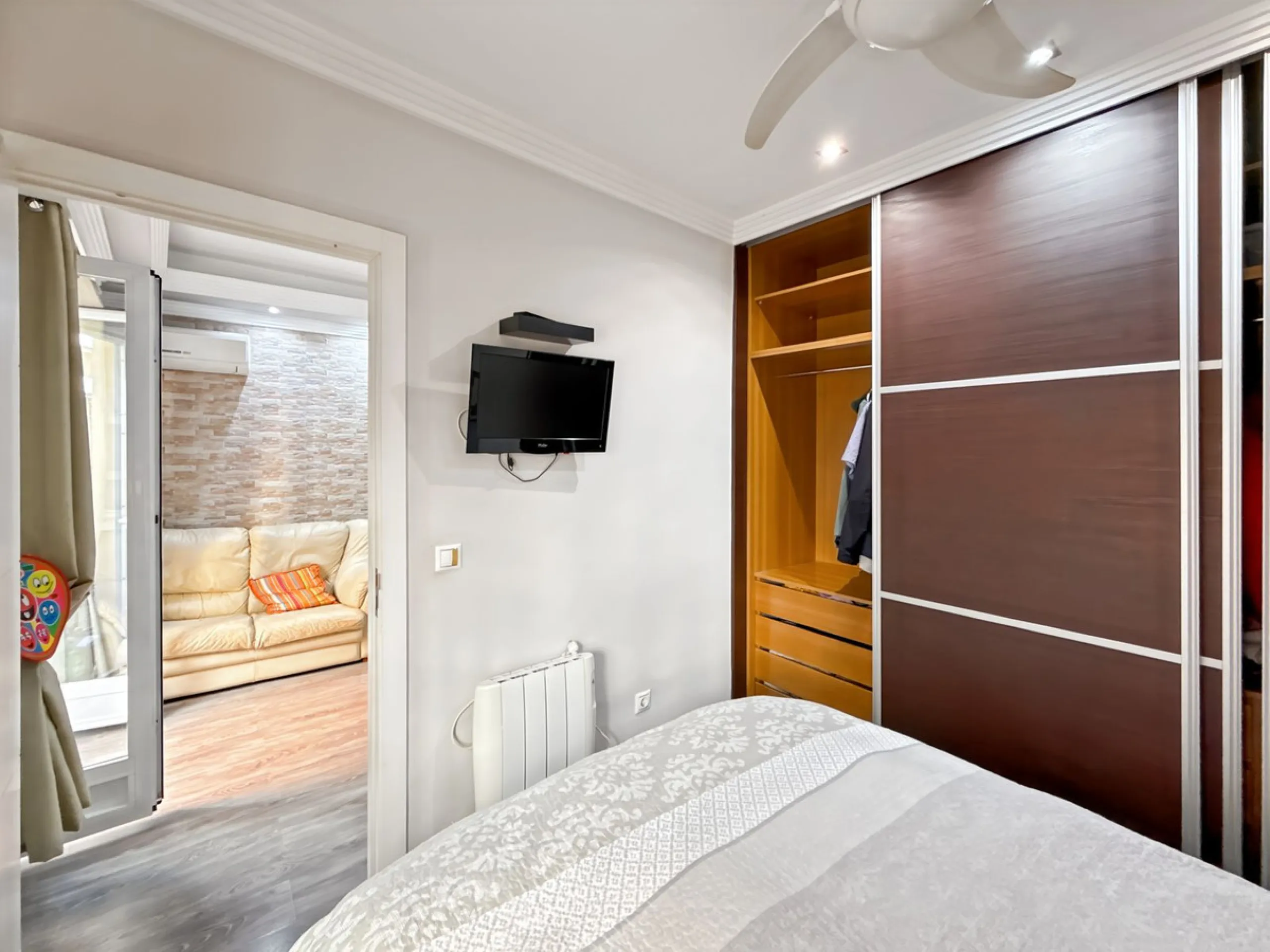 Apartment - Middle Floor Apartment в продаже в Málaga, Málaga. В доме 3 спален и 1 ванных комнат. Площадь дома 57 м²