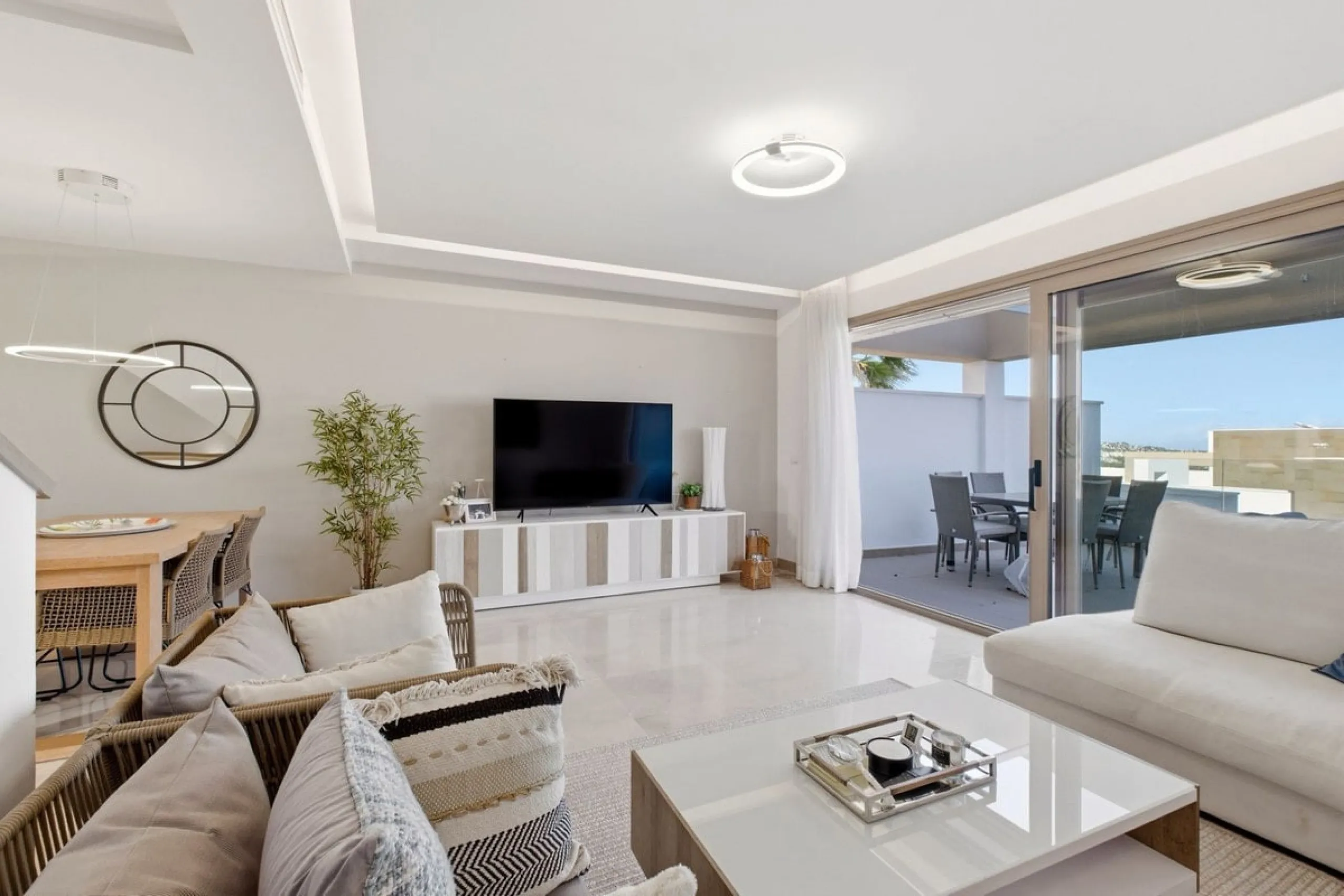 Dieses stilvolle Reihenhaus vereint Wohnraum, Natürlichkeit und modernes Design zu einem komfortablen Zuhause – ideal für den dauerhaften Wohnsitz oder als Ferienwohnung. Marmorböden und ein warmes, zeitgenössisches Ambiente zeichnen es aus