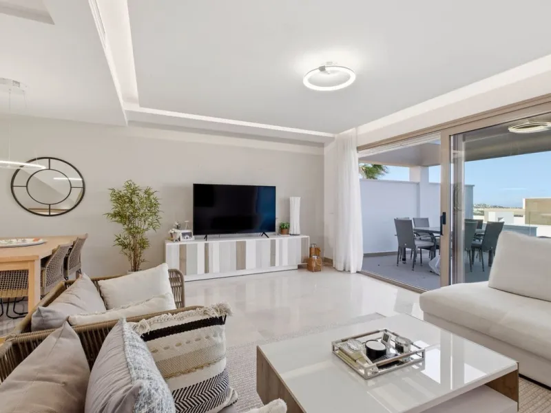 Dieses stilvolle Reihenhaus vereint Wohnraum, Natürlichkeit und modernes Design zu einem komfortablen Zuhause – ideal für den dauerhaften Wohnsitz oder als Ferienwohnung. Marmorböden und ein warmes, zeitgenössisches Ambiente zeichnen es aus