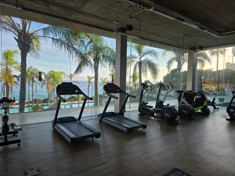 Modern ground floor apartment with sea views located in the sought-after Residencial Mediterráneo in Mijas Costa.