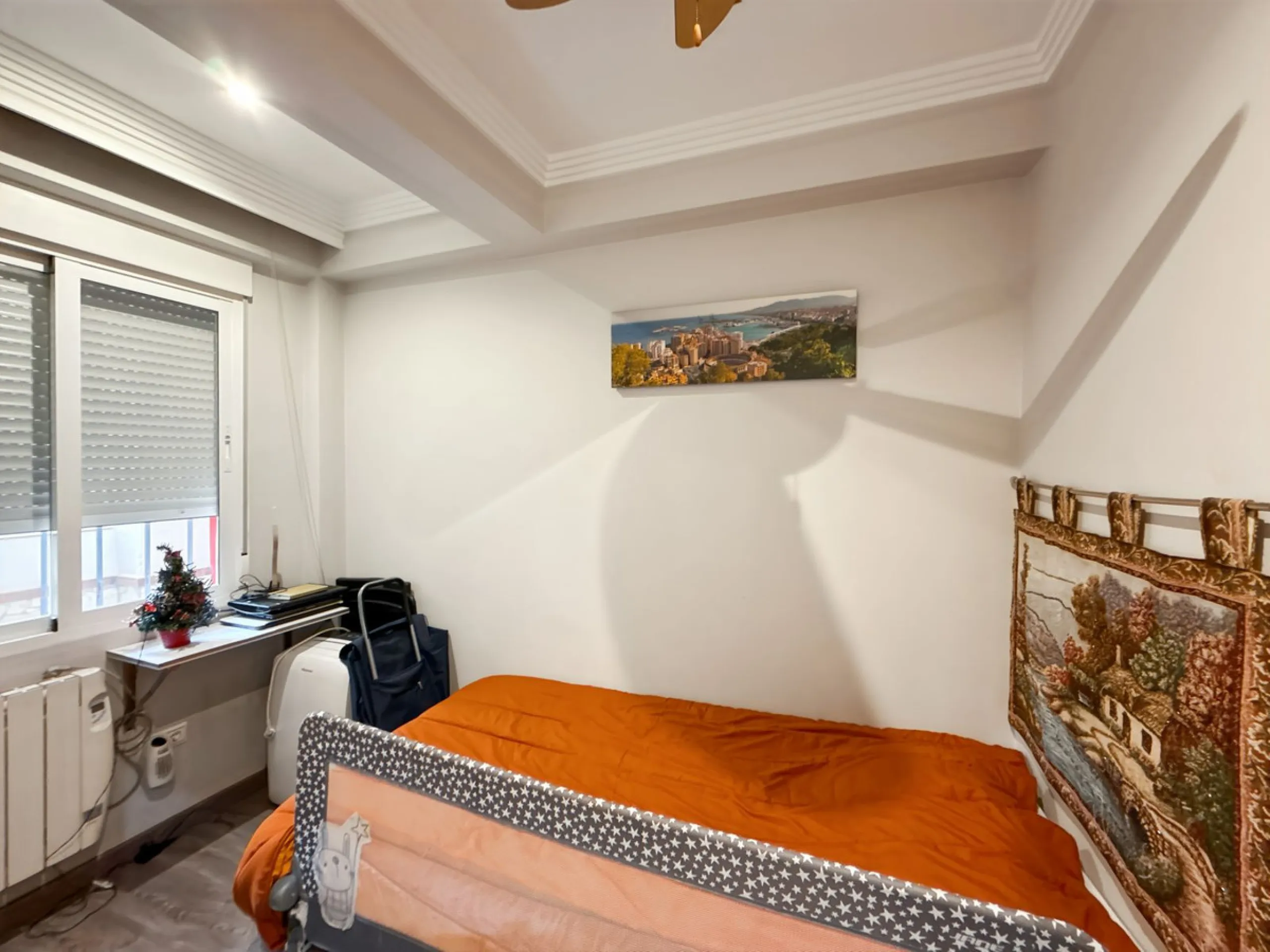 Apartment - Middle Floor Apartment в продаже в Málaga, Málaga. В доме 3 спален и 1 ванных комнат. Площадь дома 57 м²