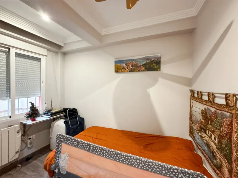 Apartment - Middle Floor Apartment в продаже в Málaga, Málaga. В доме 3 спален и 1 ванных комнат. Площадь дома 57 м²