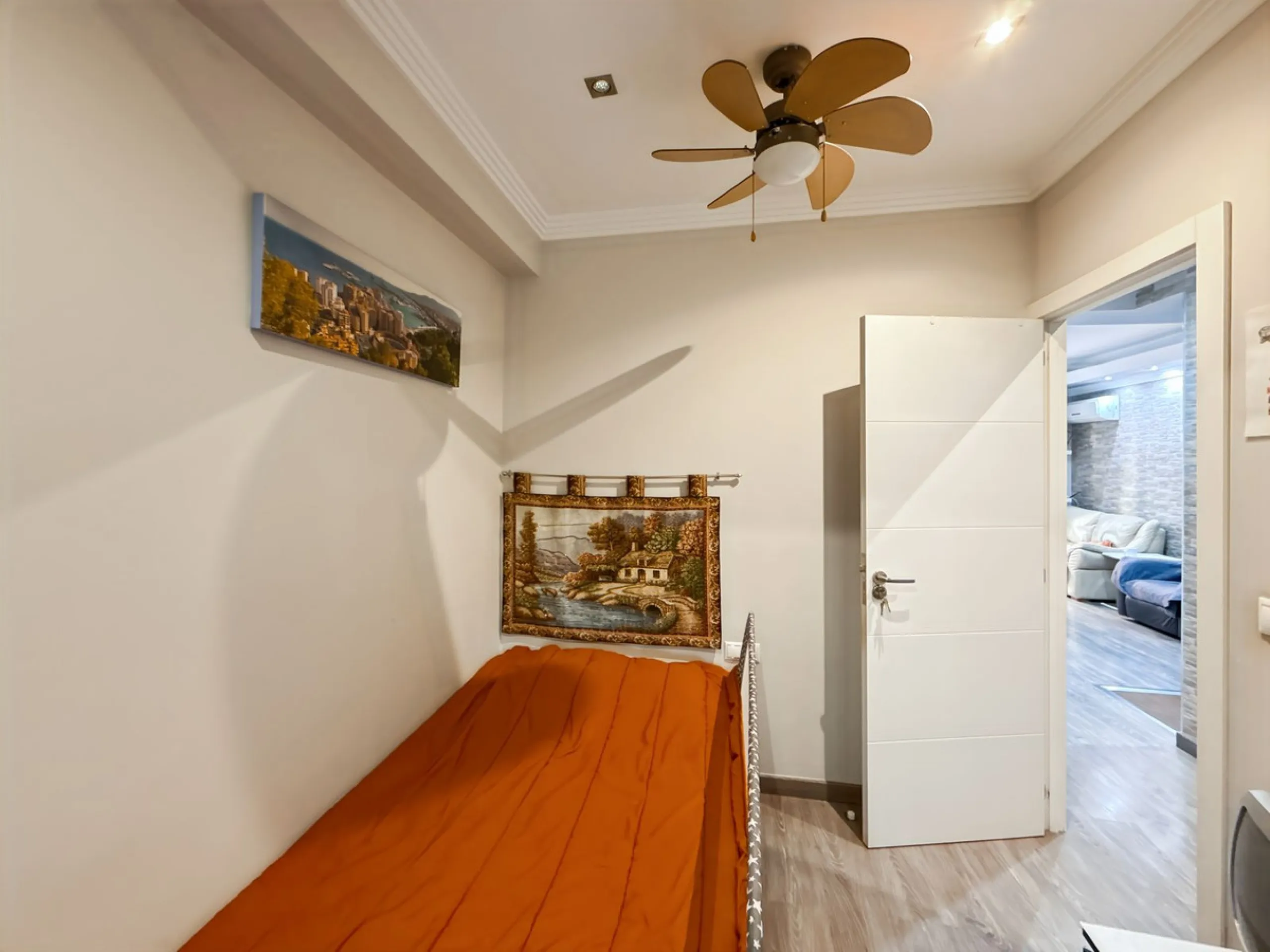 Apartment - Middle Floor Apartment в продаже в Málaga, Málaga. В доме 3 спален и 1 ванных комнат. Площадь дома 57 м²