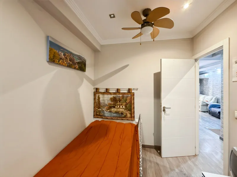 Apartment - Middle Floor Apartment в продаже в Málaga, Málaga. В доме 3 спален и 1 ванных комнат. Площадь дома 57 м²