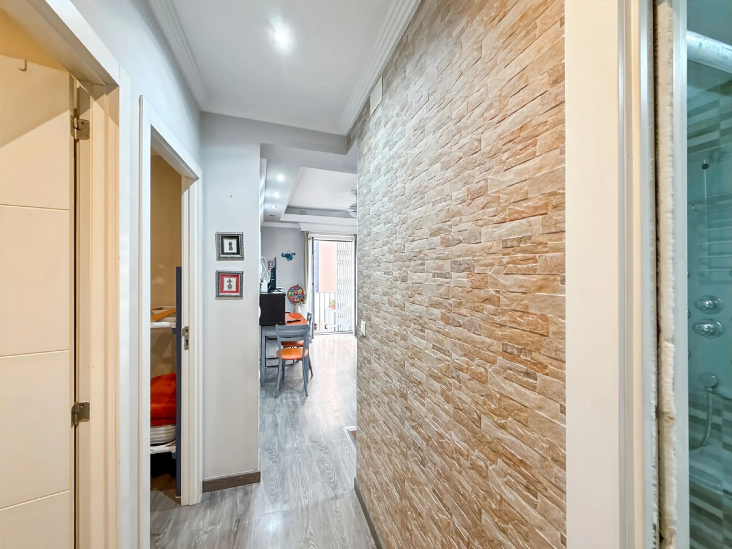 Apartment - Middle Floor Apartment в продаже в Málaga, Málaga. В доме 3 спален и 1 ванных комнат. Площадь дома 57 м²