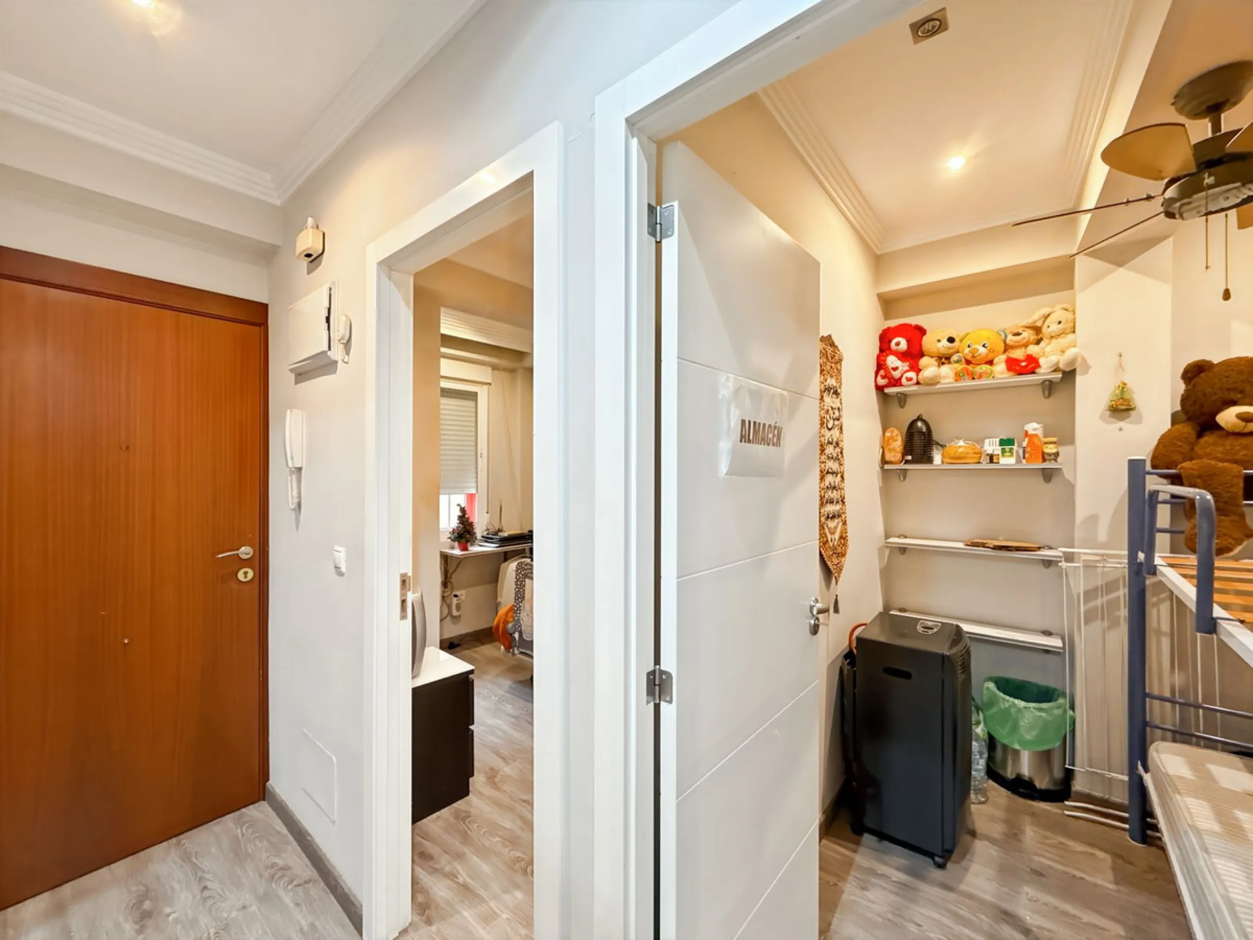 Apartment - Middle Floor Apartment в продаже в Málaga, Málaga. В доме 3 спален и 1 ванных комнат. Площадь дома 57 м²